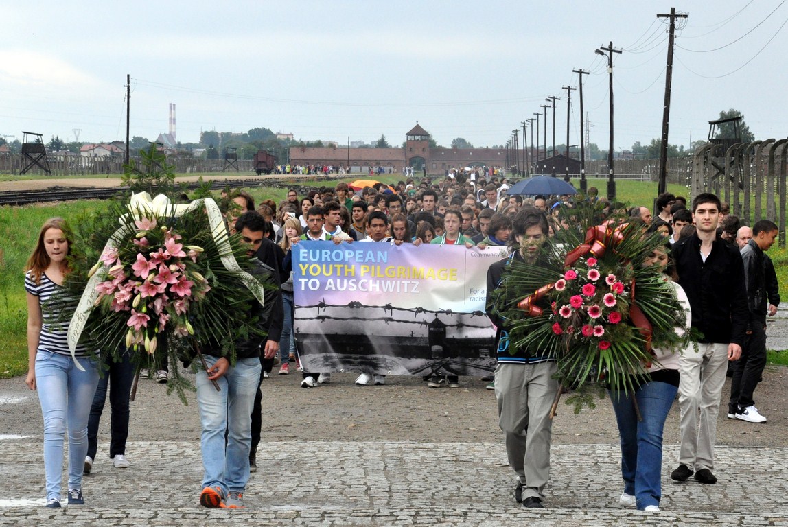  "Per un mondo senza razzismo e violenza", giovani di Sant'Egidio in pellegrinaggio ad Auschwitz. Un momento della visita al campo di concentramento - la marcia lungo i binari